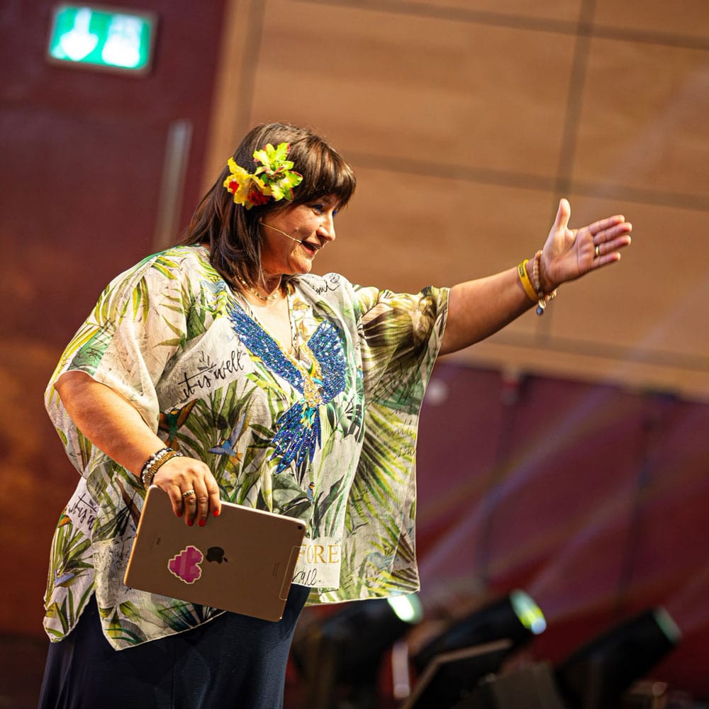 Sandra Picha-Kruder life Aufnahme als Speakerin bei einer großen Forever Veranstaltung
